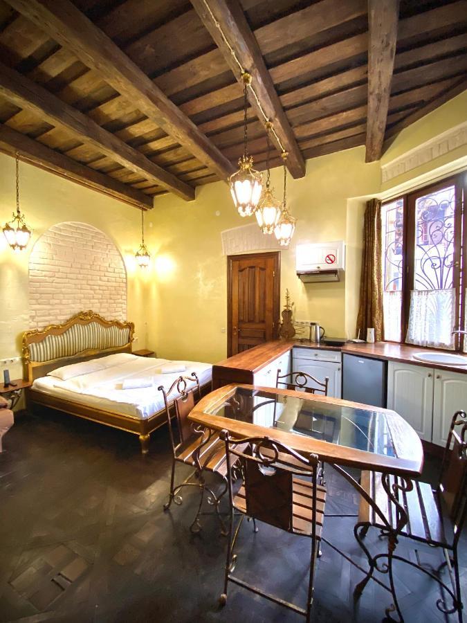 Квартира Подобово На Площі Ринок 39 Сам Центр Львова Extérieur photo
