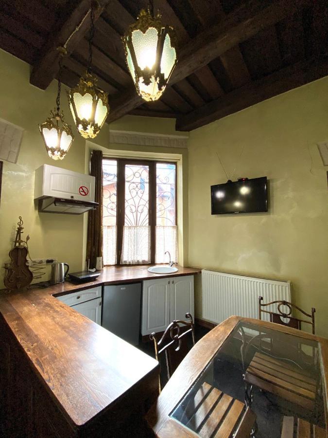 Квартира Подобово На Площі Ринок 39 Сам Центр Львова Extérieur photo
