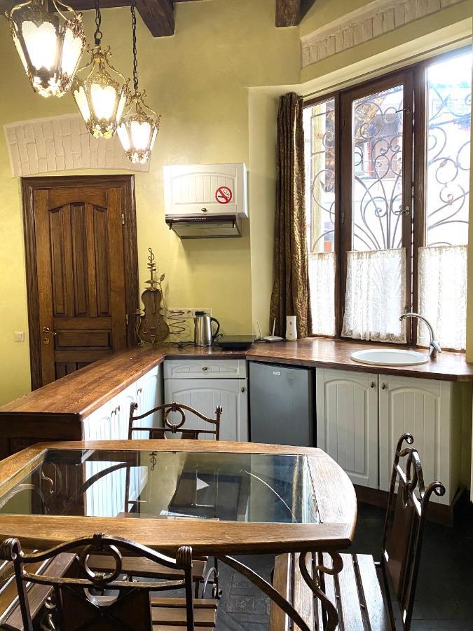 Квартира Подобово На Площі Ринок 39 Сам Центр Львова Extérieur photo