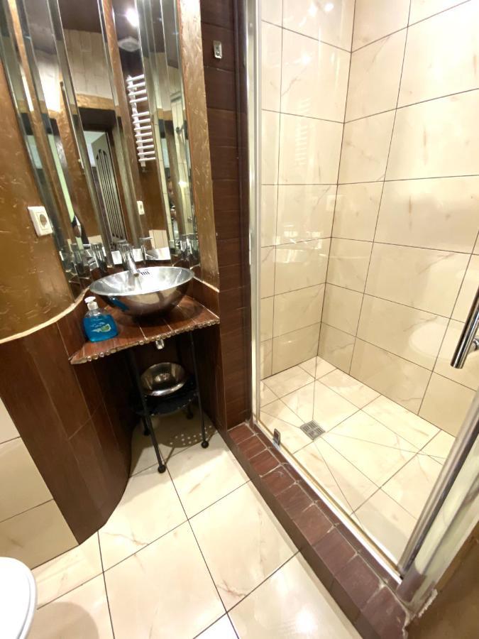 Квартира Подобово На Площі Ринок 39 Сам Центр Львова Extérieur photo