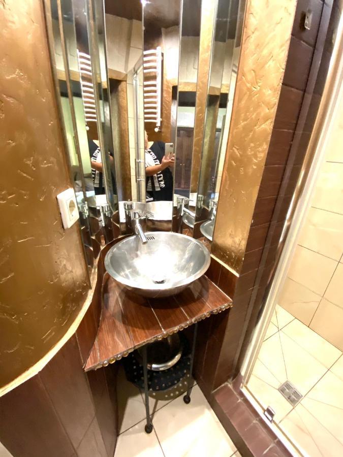 Квартира Подобово На Площі Ринок 39 Сам Центр Львова Extérieur photo