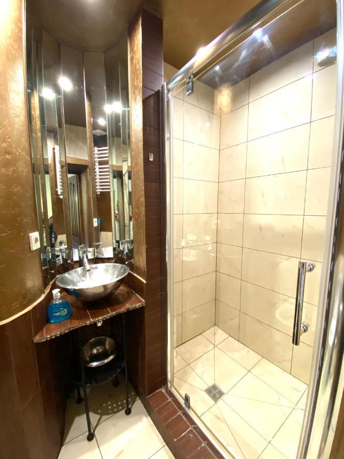 Квартира Подобово На Площі Ринок 39 Сам Центр Львова Extérieur photo