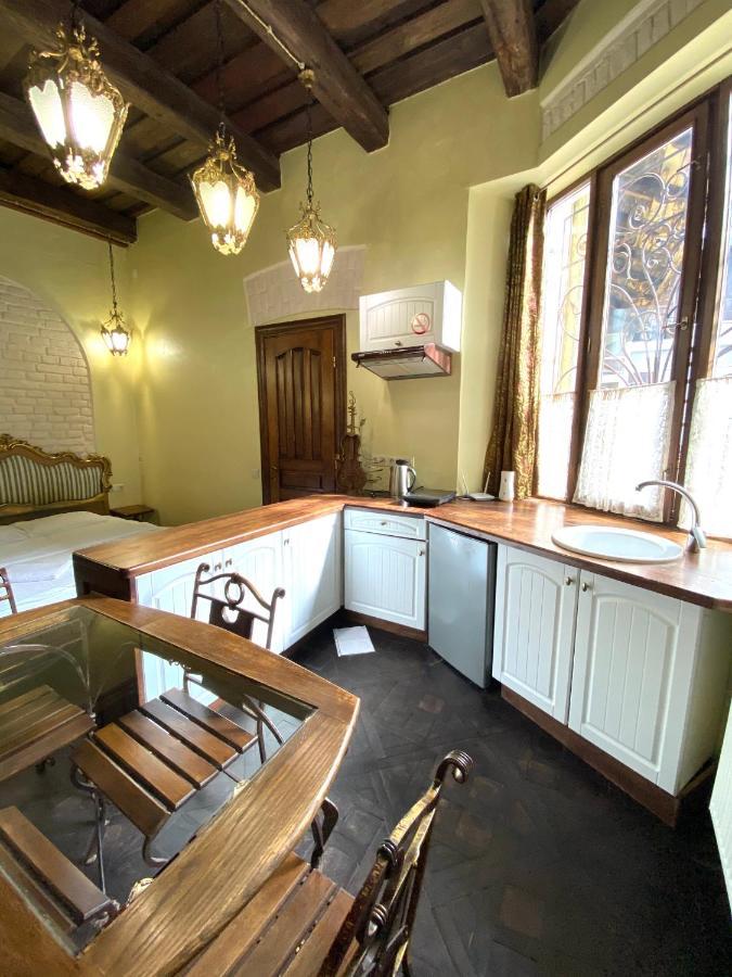 Квартира Подобово На Площі Ринок 39 Сам Центр Львова Extérieur photo