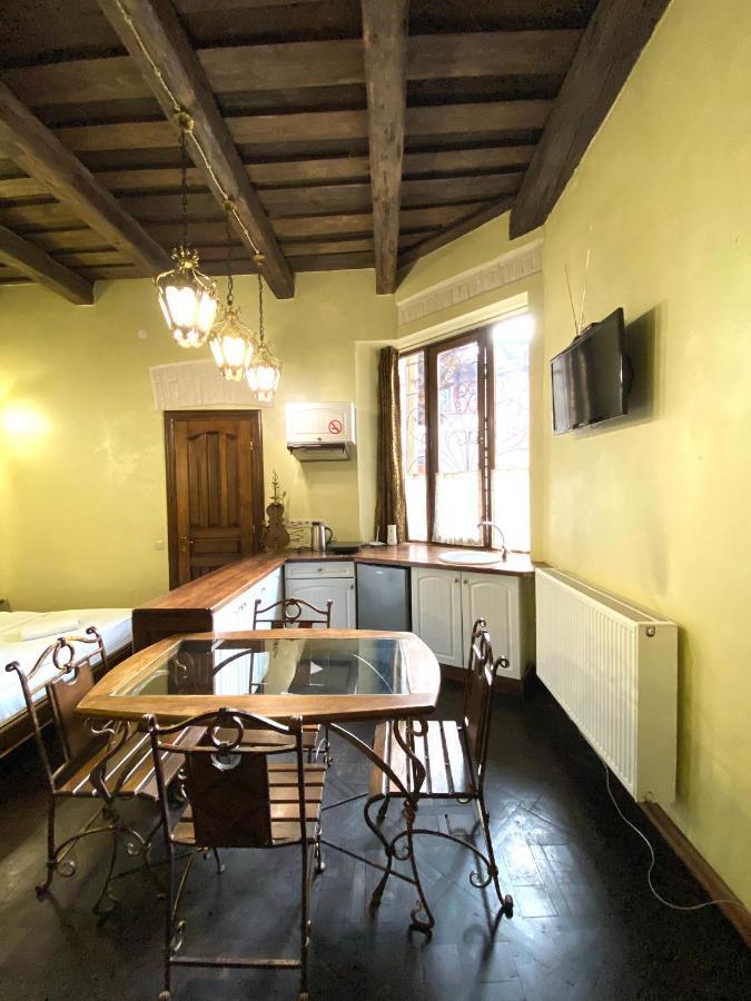 Квартира Подобово На Площі Ринок 39 Сам Центр Львова Extérieur photo