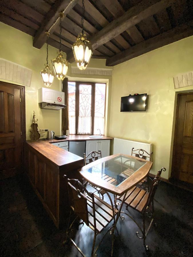 Квартира Подобово На Площі Ринок 39 Сам Центр Львова Extérieur photo