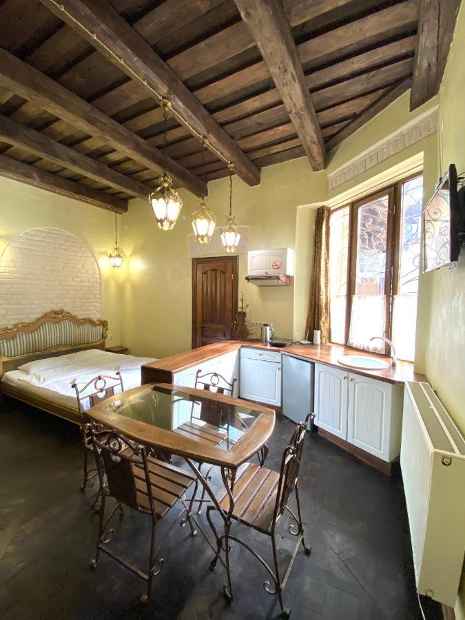 Квартира Подобово На Площі Ринок 39 Сам Центр Львова Extérieur photo